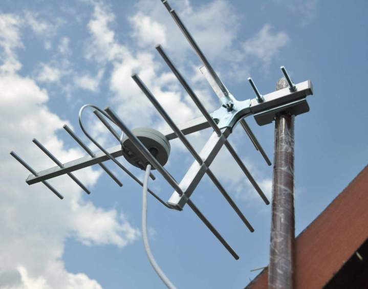 Installation professionnelle d'antennes pour une image claire